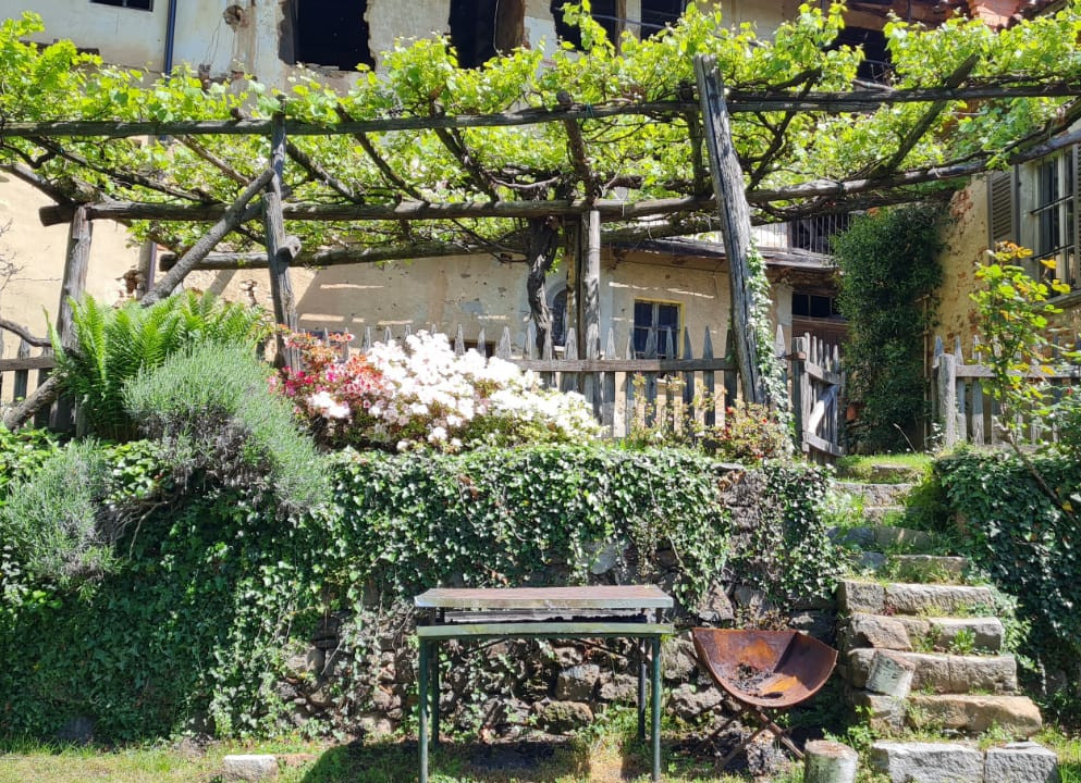 esterni del borgo durante il weekend nella natura immersi nel silenzio, un viaggio di relax in Italia a Biella