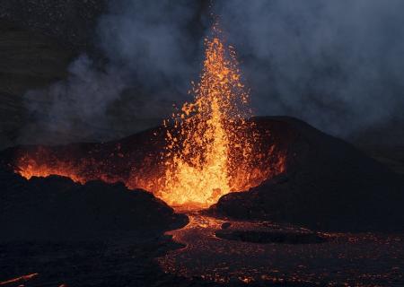 tour su misura con avvistamento eruzione di un vulcano in Islanda