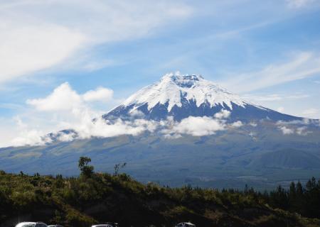 panorama Vulcano Cotopaxi nella via dei vulcani nell'ecuador continentale