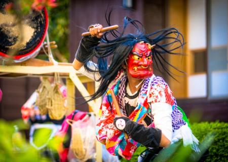 danza con maschere tradizionali a kyoto in giappone