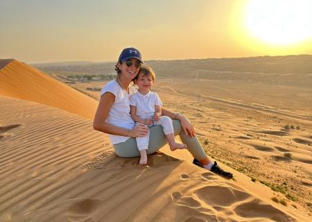 Godersi il tramonto sulle dune col proprio figlio nel deserto del Wahiba Oman