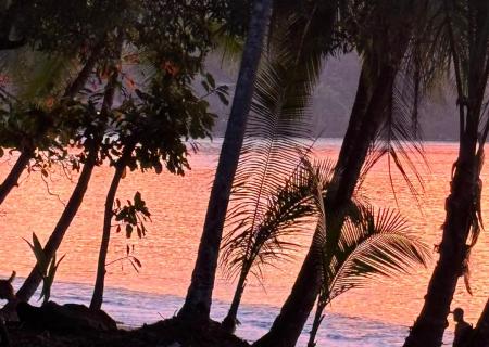 Passeggiare al tramonto in riva all'Oceano Pacifico nel Parco Nazionale Manuel Antonio in Costa Rica