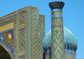viaggi condivisi a date fisse in Asia Centrale e altre destinazioni. Foto scattata in Uzbekistan a Samarcanda Sherdor madrasa