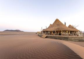 elegante struttura tra le dune del deserto della Namibia, il Little Kulala è un lodge di lusso all'interno del Naukluft Park