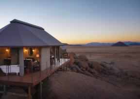Paesaggio roccioso intorno agli alloggi di Sonop un luxury lodge nella riserva del Namib Rand in Namibia