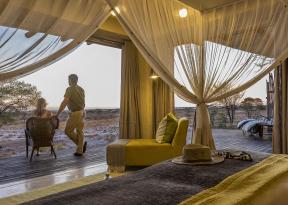 panorama visto dalla bush suite dell'hotel lodge di lusso Onguma the fort nel parco Etosha in Namibia
