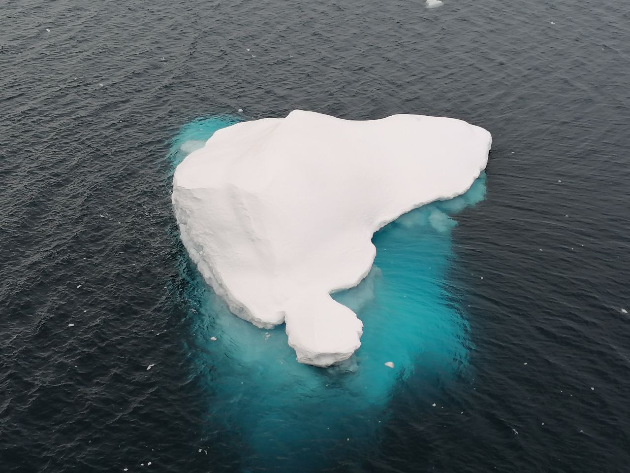 iceberg-ghiaccio-neve-durante-navigazione-antartide