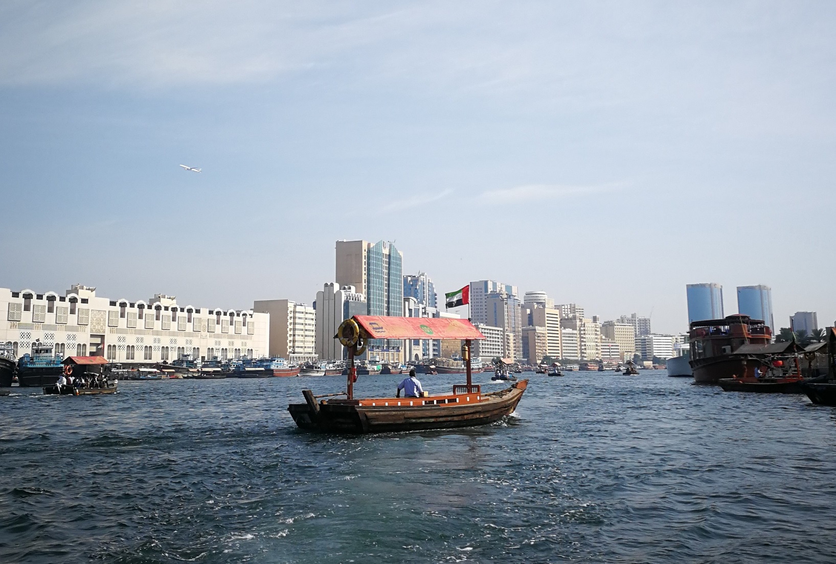 Dubai abra creek gita in barca durante viaggio combinato in 3 paesi