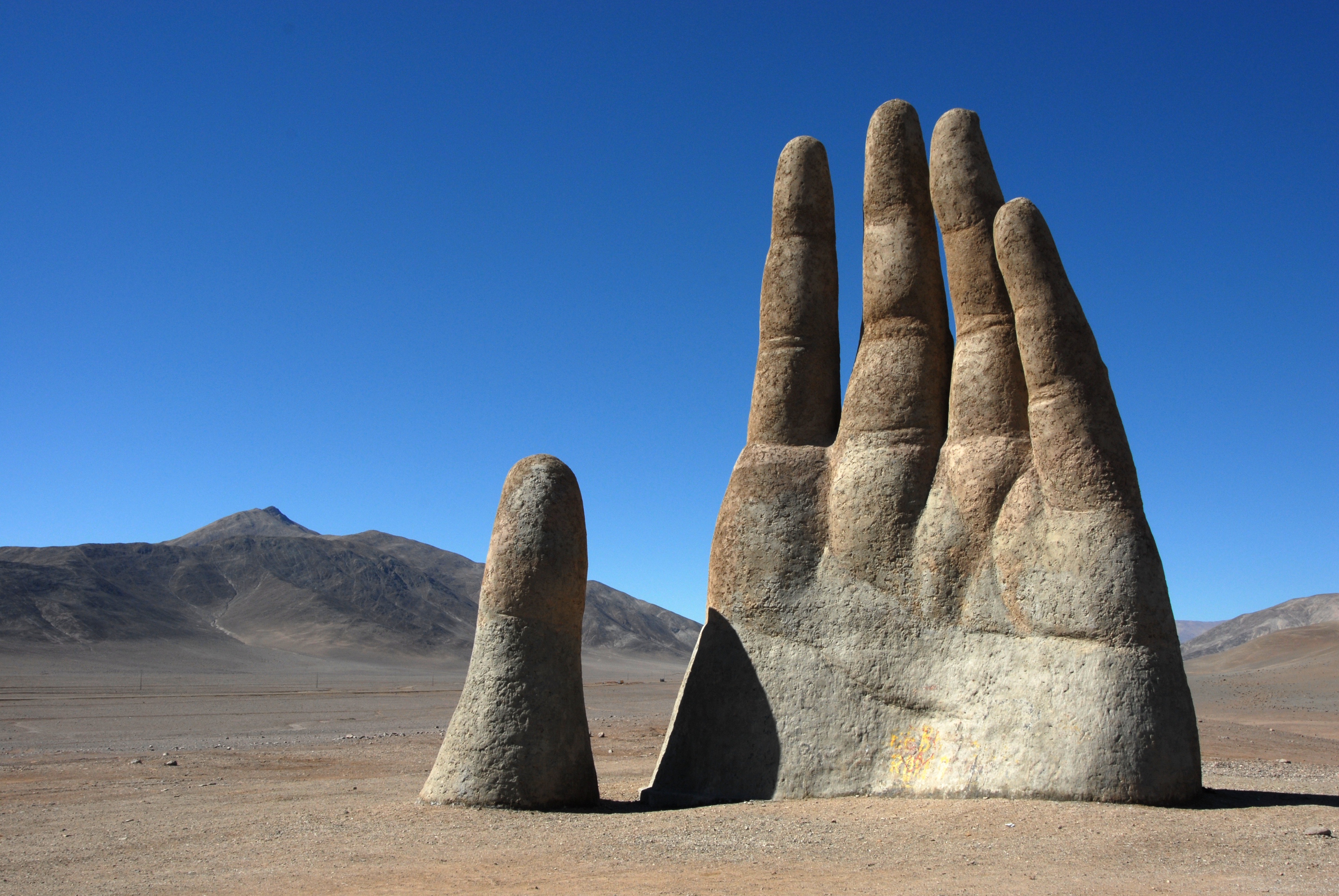 Visitare il Cile del Nord foto a la Mano del deserto con davide guglielmi operatore turistico specializzato contemporary art of travel