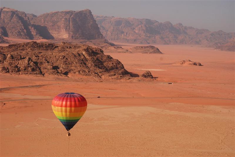 viaggiare in Giordania escursione in mongolfiera su Wadi Rum