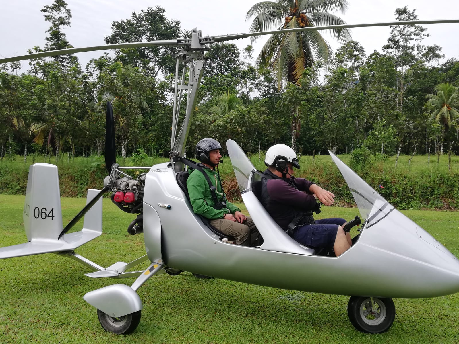 noleggio aerogiro ultraleggero per sorvolare la fitta selva del costa rica