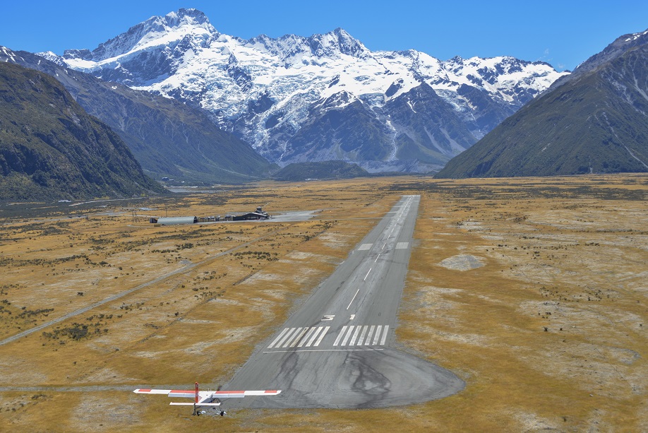 atterraggi e decolli dalle piste piu vicine con il noleggio di aerei privati pilatus pc-6 visitando mount cook in Nuova Zelanda