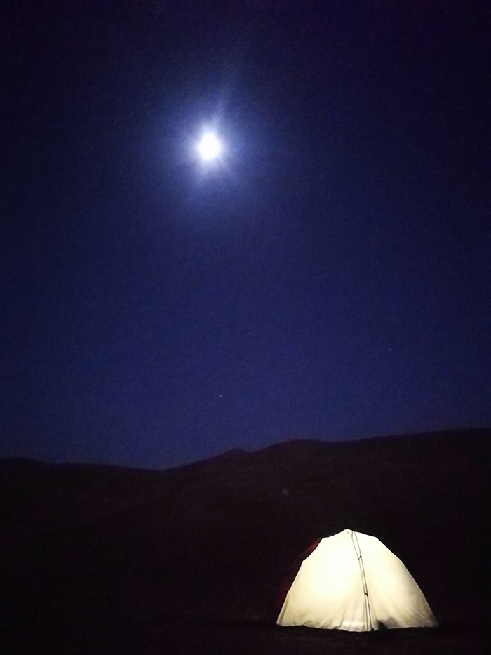 vista della notte stellata e della luna nel campo tendato del deserto wahabi sands in Oman durante escursione in fuoristrada 4x4 con piccolo gruppo di viaggiatori