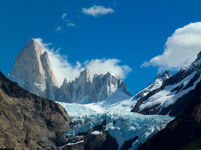 Cerro Fitz Roy presso El Chalten nel parco nazionale los glaciares è uno degli itinerari di trekking più belli e apprezzati dai turisti