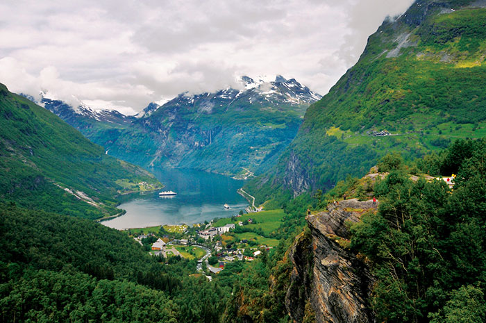 Crociera in Norvegia nave che entra in un fiordo circondato da montagne