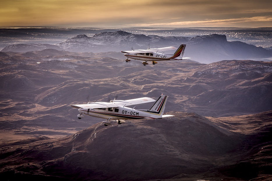 due aerei privati noleggiati per sorvolare la calotta glaciale in groenlandia partiti dall'aeroporto di kangerlussuaq