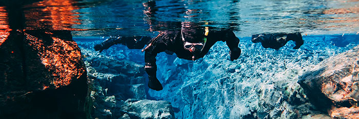 snorkeling nella fenditura di Silfra nel parco nazionale di Thingvellir in Islanda