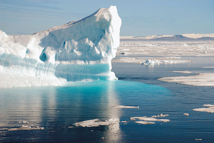 Visitare un iceberg in Groenlandia con crociera