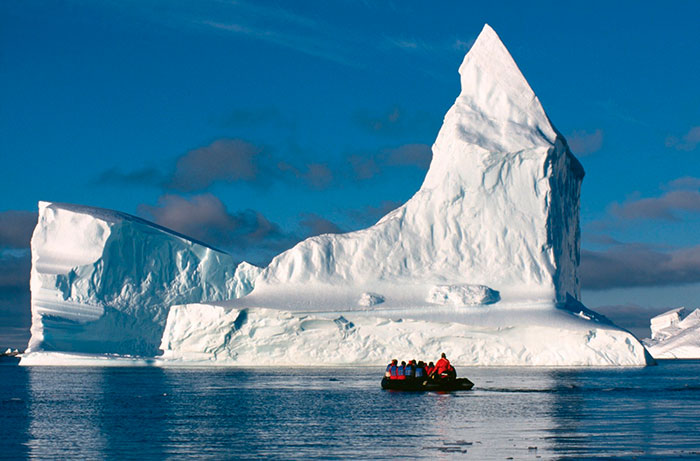 Enormi iceberg incontrati nel Mare di Weddell durante una crociera