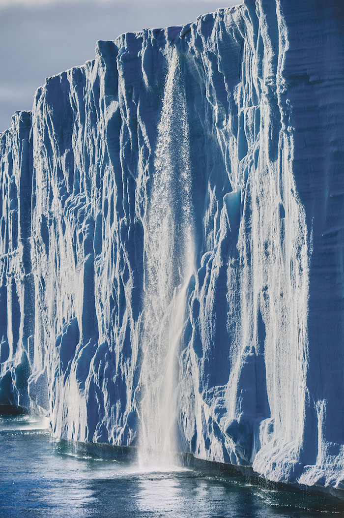 Ghiacciaio delle isole Svalbard, cascata Brasvelbreen