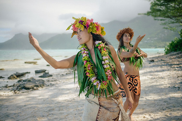 Isola di Moorea danza in spiaggia ragazza polinesiana e turista