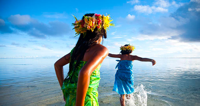 isola upolu a samoa foto di bambine che giocano in acqua