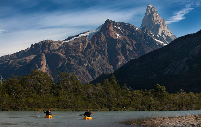 Praticare kayak a El Chalten nel parco nazionale Los Glaciares durante viaggio nella Patagonia argentina