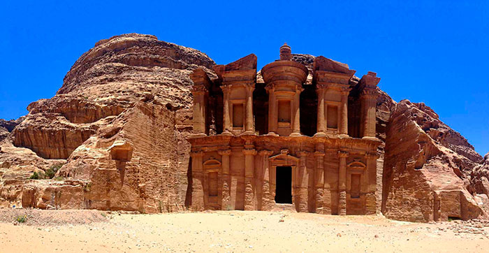 Monastero di Al-Deir a Petra in Giordania incontro durante camminata per la città antica