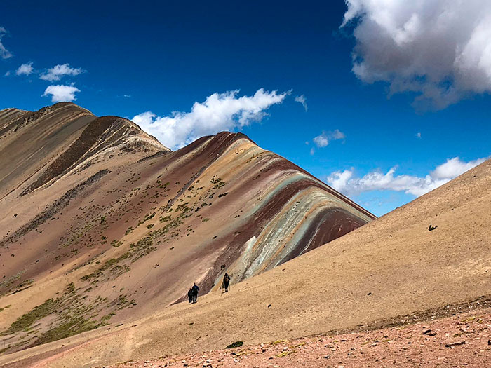 Foto che mostra i colori delle montagne Vinicunca nella regione di Cuzco in Perù durante escursione praticando trekking