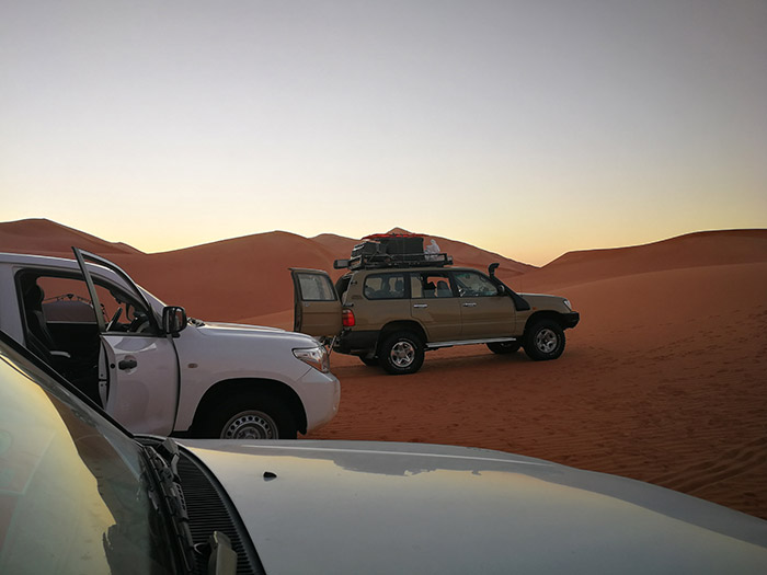 noleggio di fuoristrada 4x4 partenza per escursione nel deserto dell'Oman in piccolo gruppo con guida locale esperta