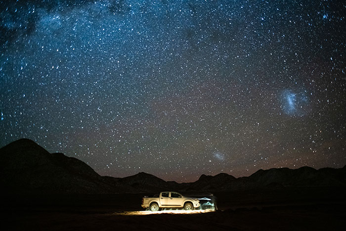 Osservare il cielo stellato sopra un pick up a Puna in Argentina durante spedizione di viaggio in fuoristrada