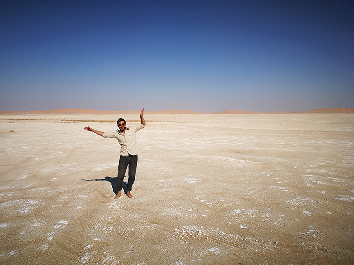 piana di sale bianca nel deserto del Rub Al Khali con accompagnatore e guida Davide Guglielmi nella foto