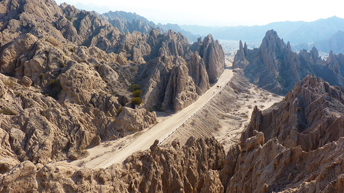 le rocce frastagliate a forma di punta di freccia nell'area di Quebrada de las Flechas, foto fatta nel tour partito da Salta in Argentina