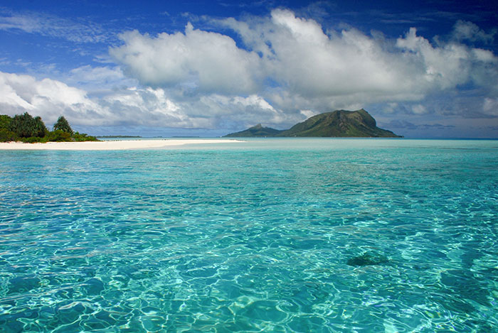 Raivavae laguna con acqua trasparente nelle isole marchese foto di viaggio in polinesia