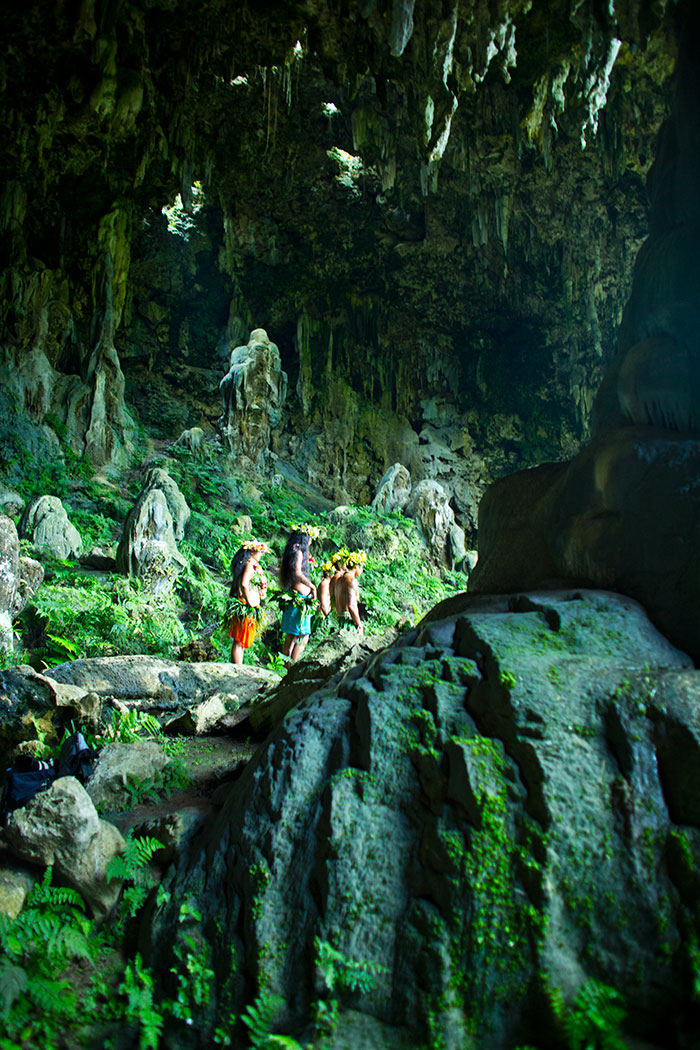 Isola selvaggia e primitiva della polinesia con grotte piene di stalattiti e stalagmiti