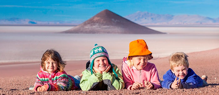 Tour famiglia con bambini al Salar de Arizaro, foto con il Cono de Arita sullo sfondo
