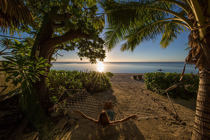 samoa paesaggio favoloso e relax su amaca in spiaggia