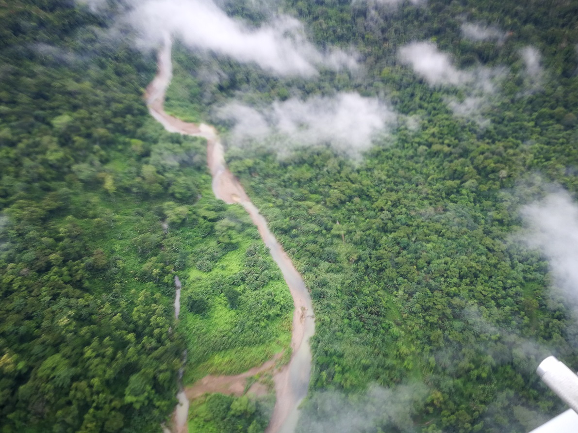 sorvolare affittando bimotori leggeri il mare della foresta in Costa Rica
