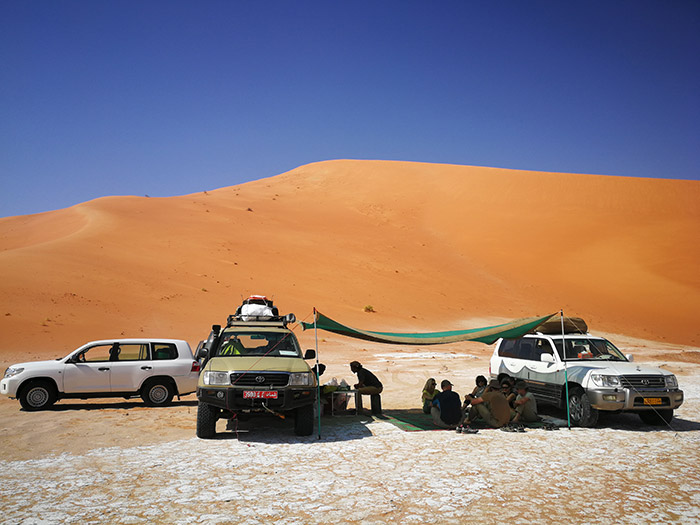 sosta con gruppo turisti per merenda in una piana bianca gessosa durante  tour in 4x4 nel deserto del Rub Al Khali in Oman