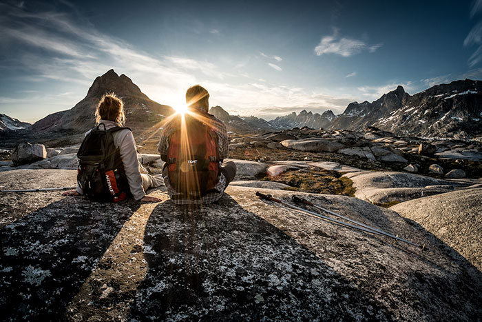 Osservare un tramonto a Kulusuk in Groenlandia dopo attività di hiking