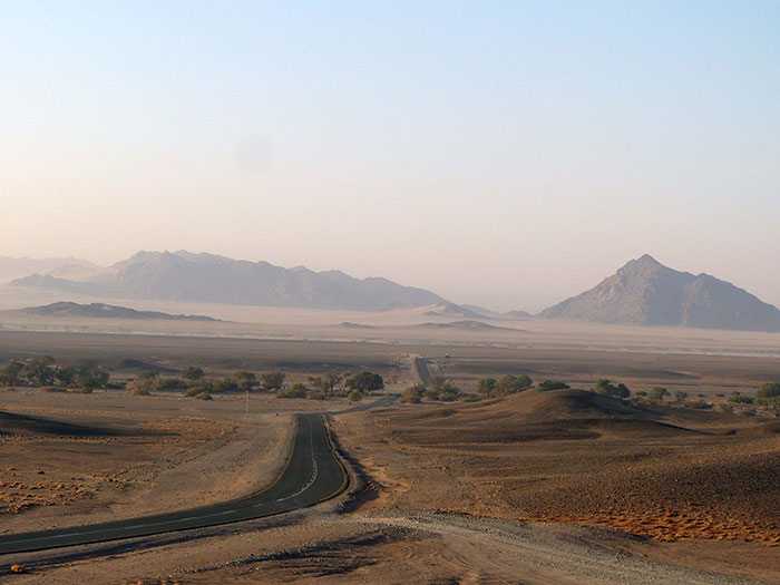 turismo in namibia diverso da quello tutto mare e spiagge. Nella foto una strada che porta alle dune e paesaggio immenso