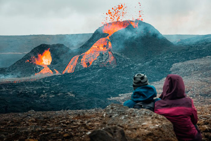 vacanza in islanda osservare vulcano attivo che erutta