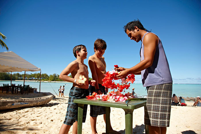 vacanza al mare in polinesia nell'isola di Samoa incontro con Samoani in spiaggia