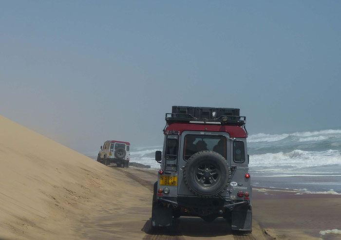 viaggio in Namibia safari in 4x4 attraversando le spiagge tra dune e mare
