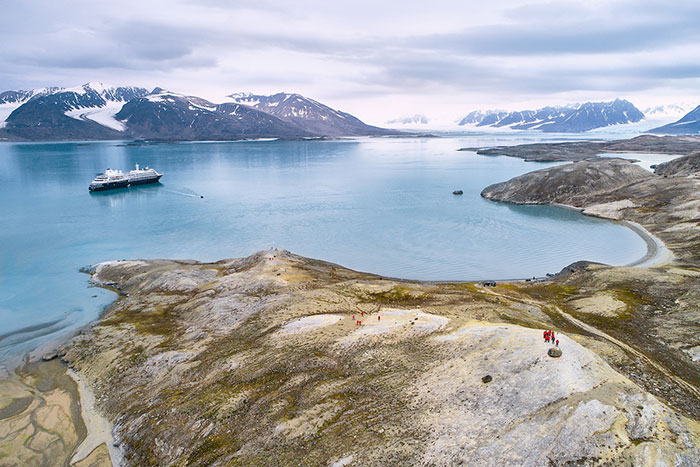 Viaggio alle isole Svalbard con guida italiana, foto escursione di trekking sulla costa