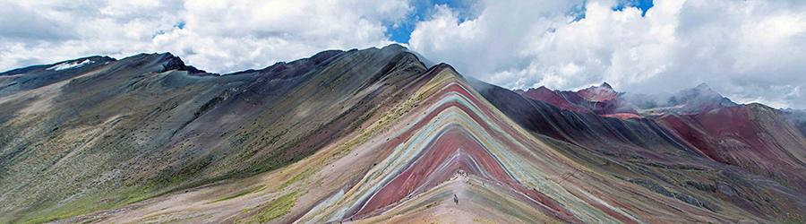 trekking in Perù sulle montagne arcobaleno foto con vista delle striature colorate