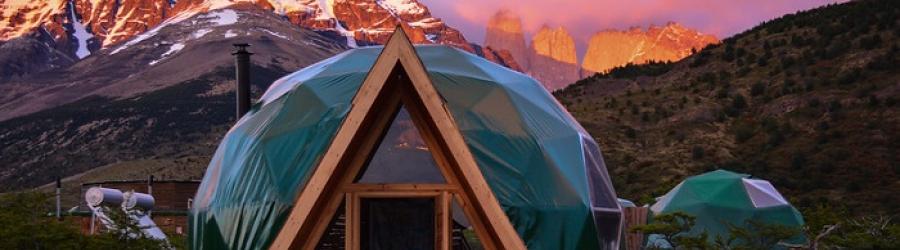 Vacanze in campeggi di lusso e glamping nella natura. Foto del Domes Ecocamp nella Patagonia cilena