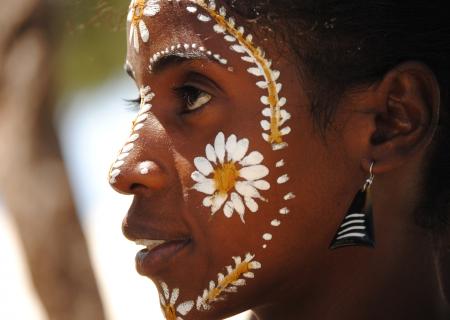 viaggiare in Madagascar è un'esperienza unica, incontro con donna malgascia e fotografia