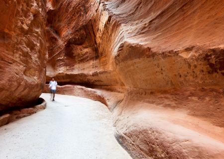 Camminare fra i tunnel con accompagnatore esperto in Giordania Petra davide guglielmi contemporary art of travel