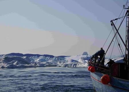 Baia di Disko in groenlandia presso Ilulissat durante uscita in barca per avvistamento di balene, una delle destinazioni del viaggio tailor made organizzato